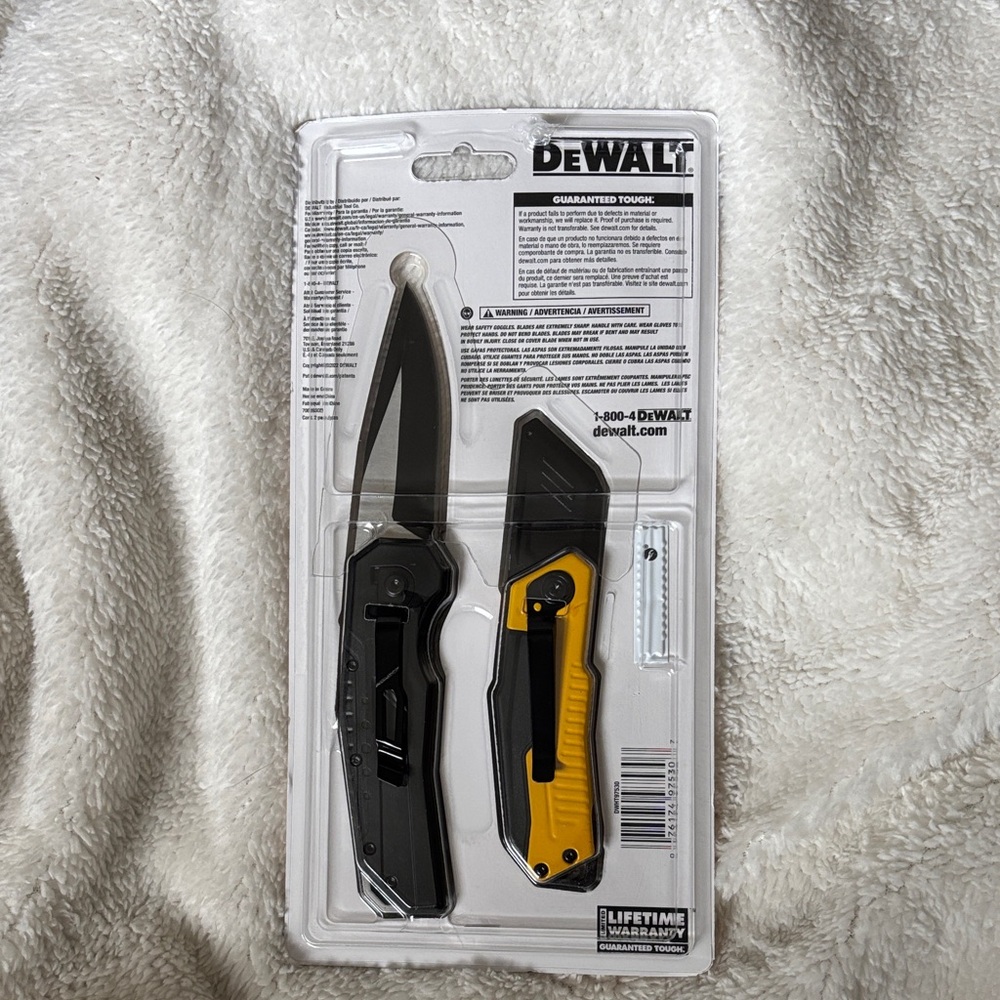 DEWALT Black and Yellow Utility Knife Set - Picture 2 of 2